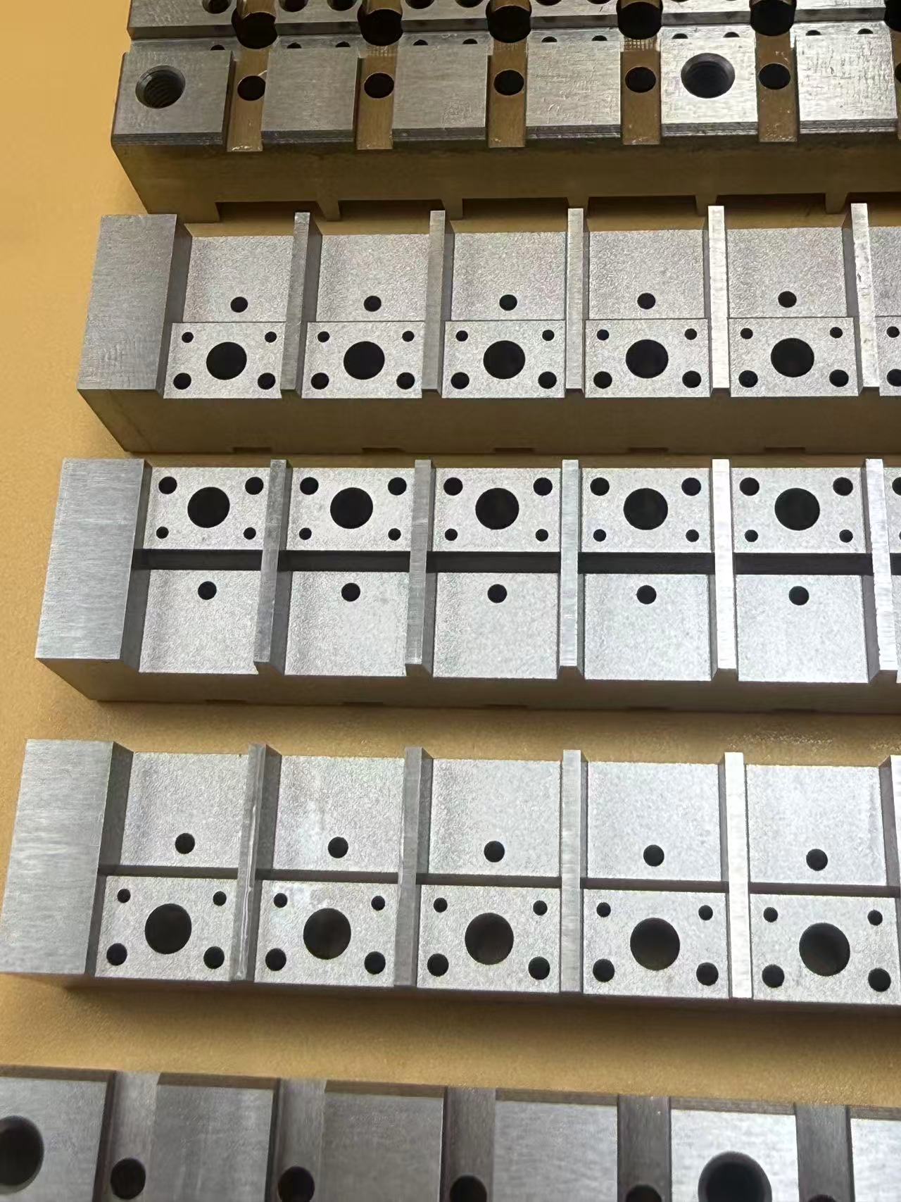 Ưu điểm của công nghệ xử lý cắt dây chính xác trong gia công là gì?