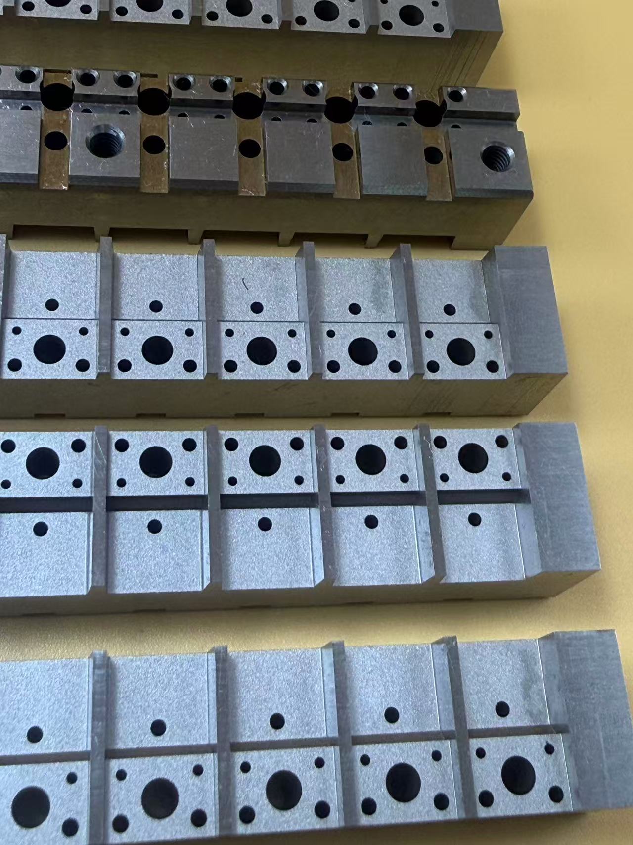 Ứng dụng của công nghệ gia công phóng điện dây chậm trong khuôn đóng gói chất bán dẫn là gì?